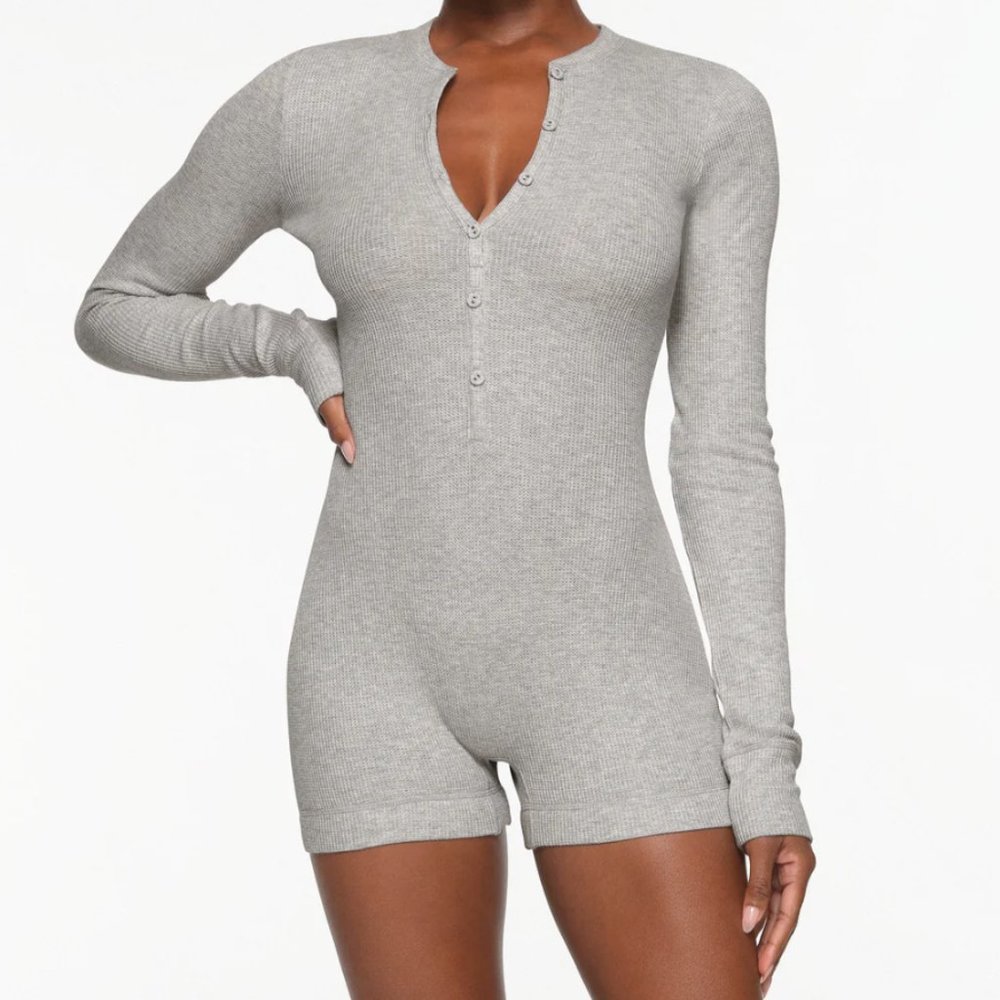 SKIMS Waffle Button-Up Long Sleeve Henley Romper in Light Heather Grey (Size 3X)